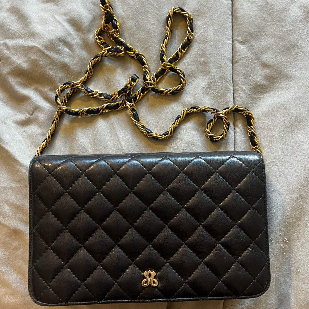 Small black leather purse in great condition.